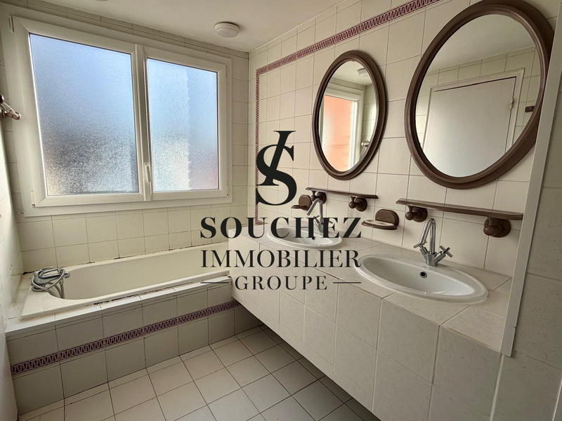 Maison - 250 m² - 8 pièces