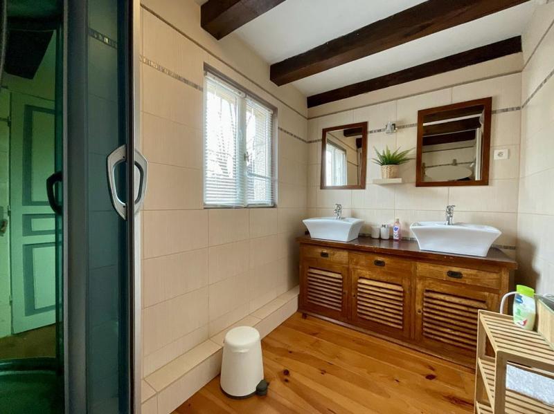 Maison - 250 m² - 10 pièces