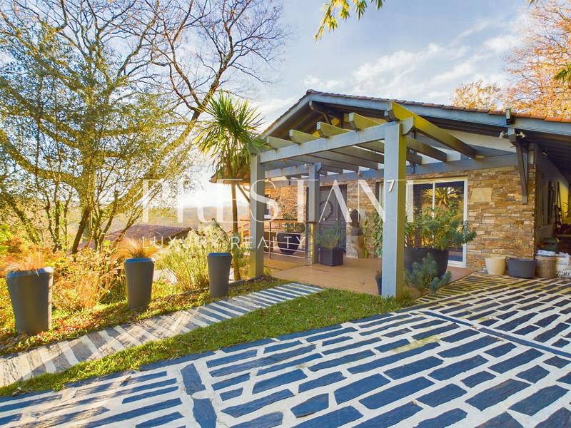 Maison - 250 m² - 6 pièces