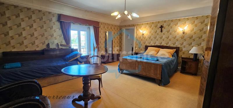 Maison - 244 m² - 9 pièces