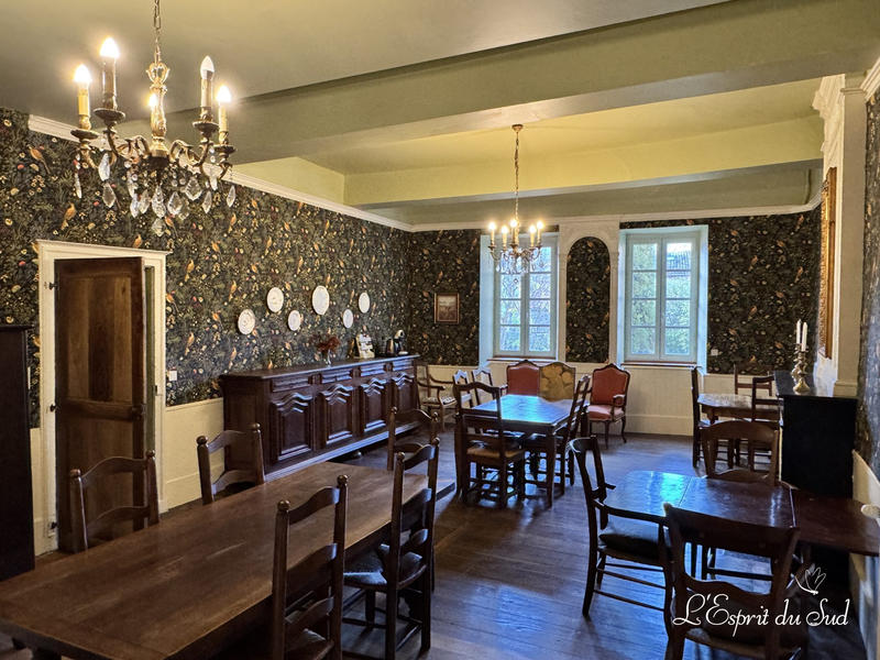 Maison - 668 m² - 14 pièces