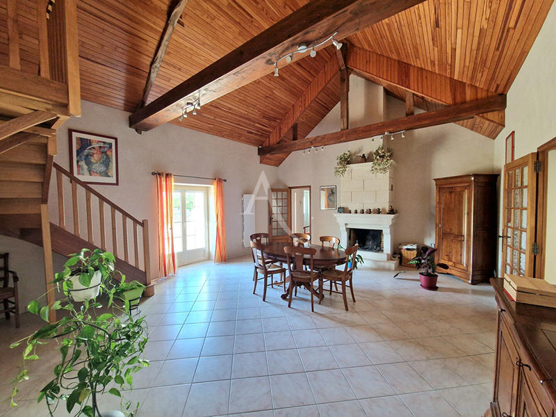 Maison - 263 m² - 9 pièces