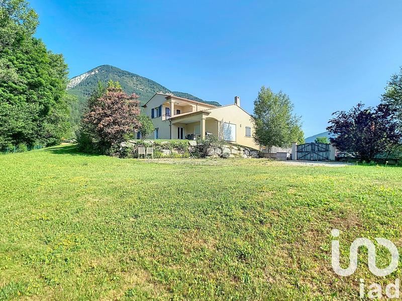 Maison - 220 m² - 8 pièces