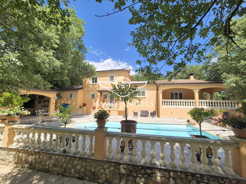 Maison traditionnelle - 213 m² - 7 pièces