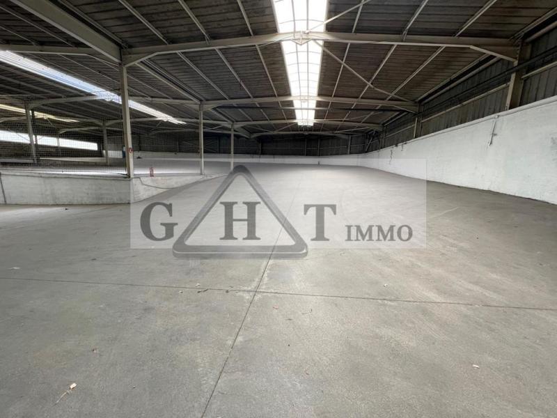 Entrepôt - 2 205 m²