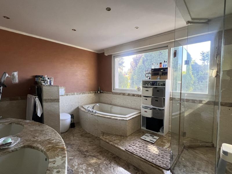 Maison - 250 m² - 6 pièces