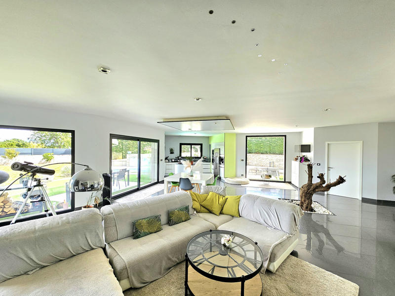 Maison - 214 m² - 7 pièces