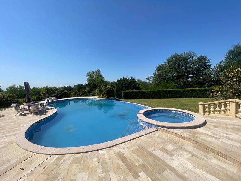 Maison - 235 m² - 6 pièces