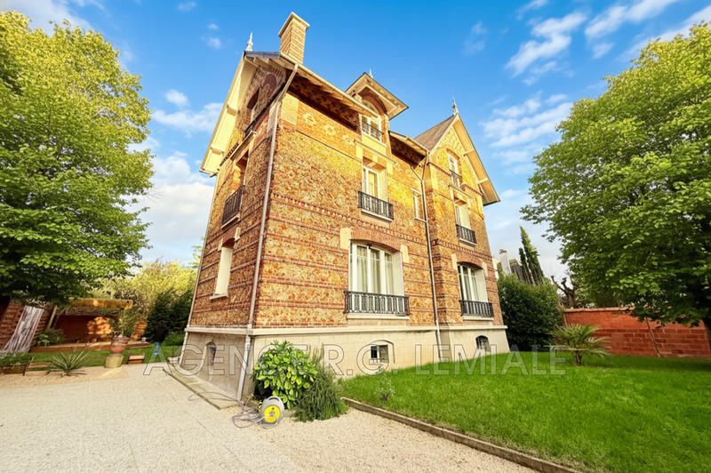 Maison - 210 m² - 8 pièces