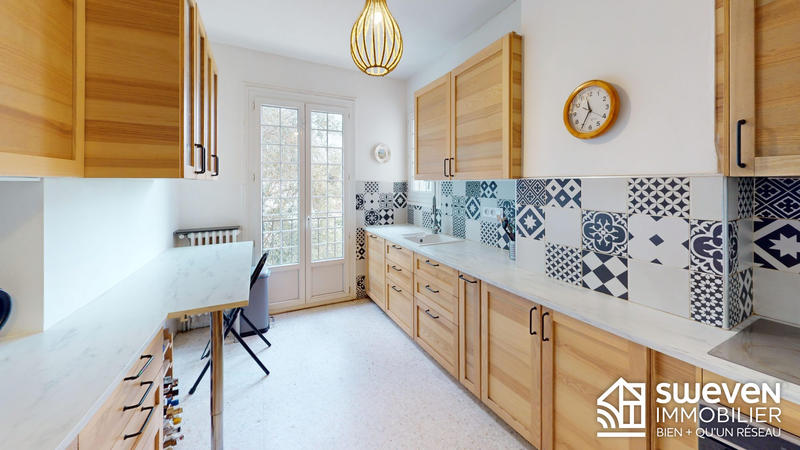 Maison traditionnelle - 220 m² - 7 pièces