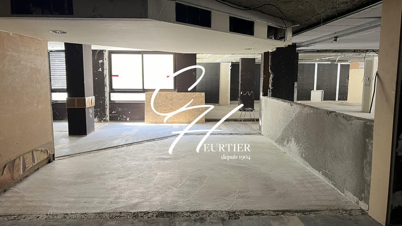 Local commercial - 317 m²