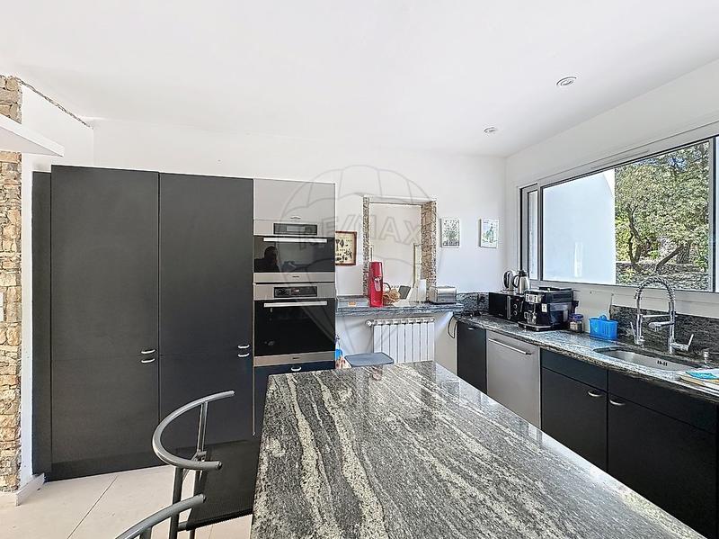 Propriété - 333 m² - 9 pièces