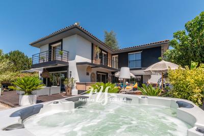 Maison - 300 m² - 8 pièces