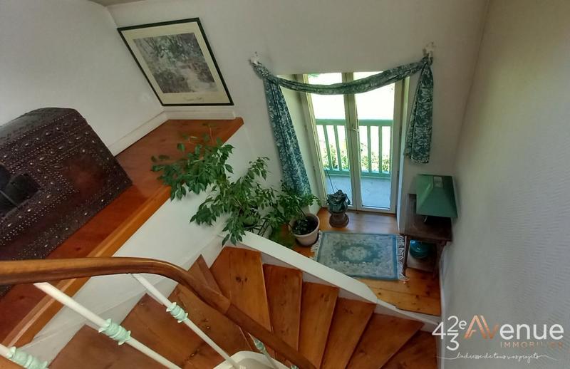 Propriété - 241 m² - 10 pièces