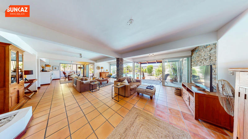 Maison - 240 m² - 6 pièces