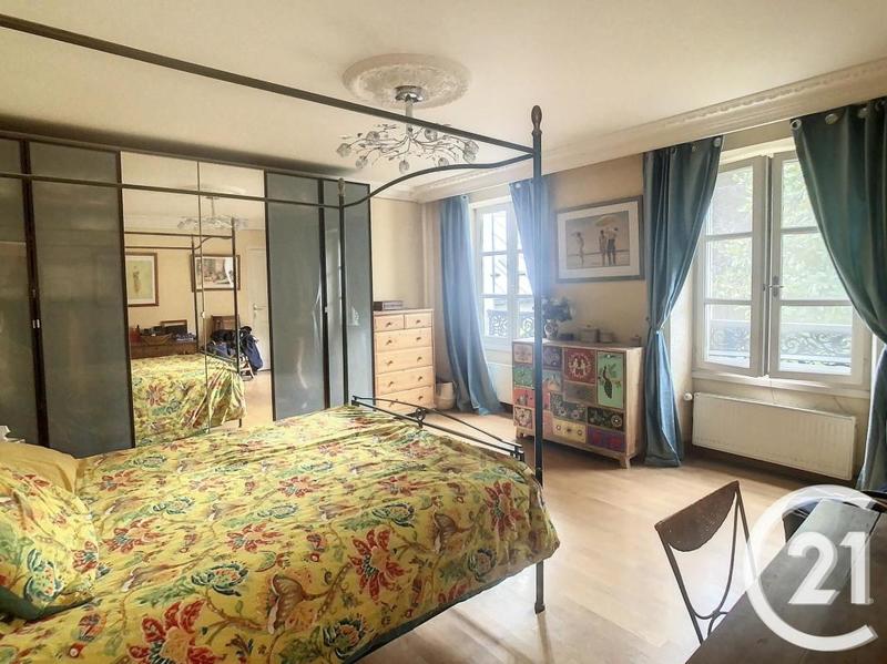 Propriété - 235 m² - 10 pièces