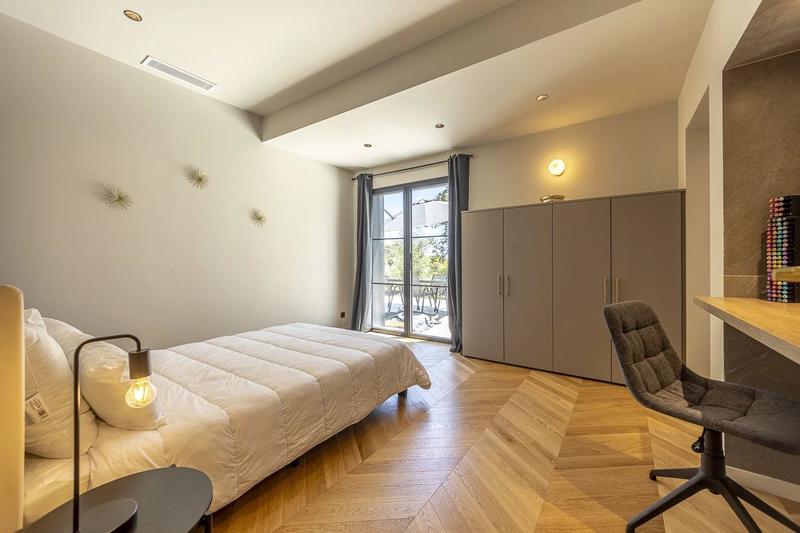 Maison - 300 m² - 7 pièces