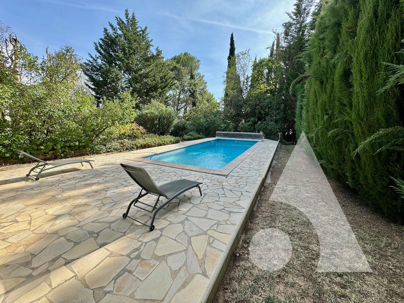 Maison - 250 m² - 11 pièces