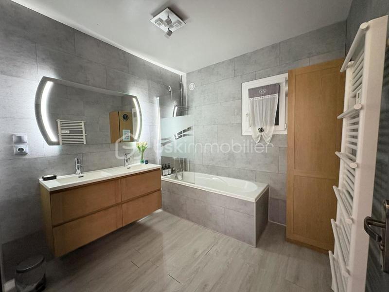 Maison - 235 m² - 8 pièces