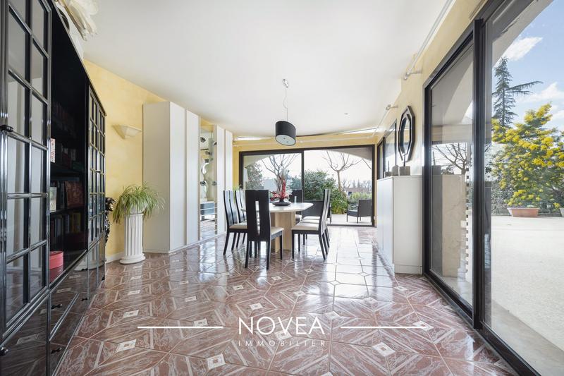 Maison - 242 m² - 10 pièces