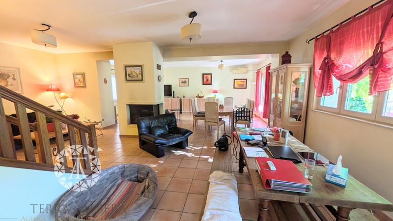 Propriété - 330 m² - 6 pièces