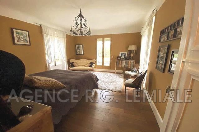 Maison - 326 m² - 12 pièces