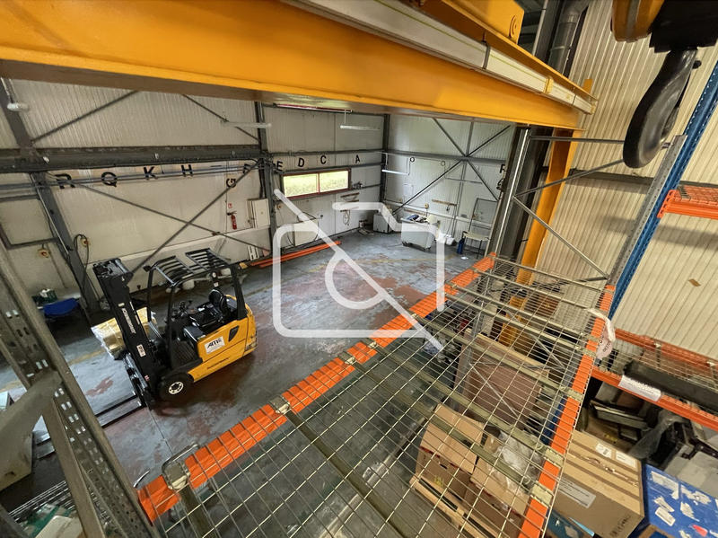 Entrepôt - 1 850 m²