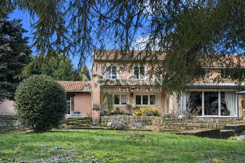 Maison - 273 m² - 10 pièces