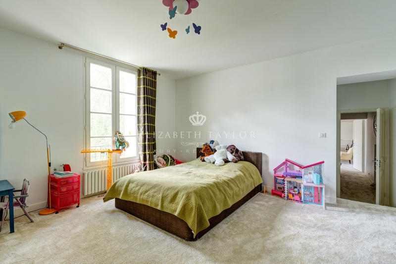 Maison - 864 m² - 14 pièces