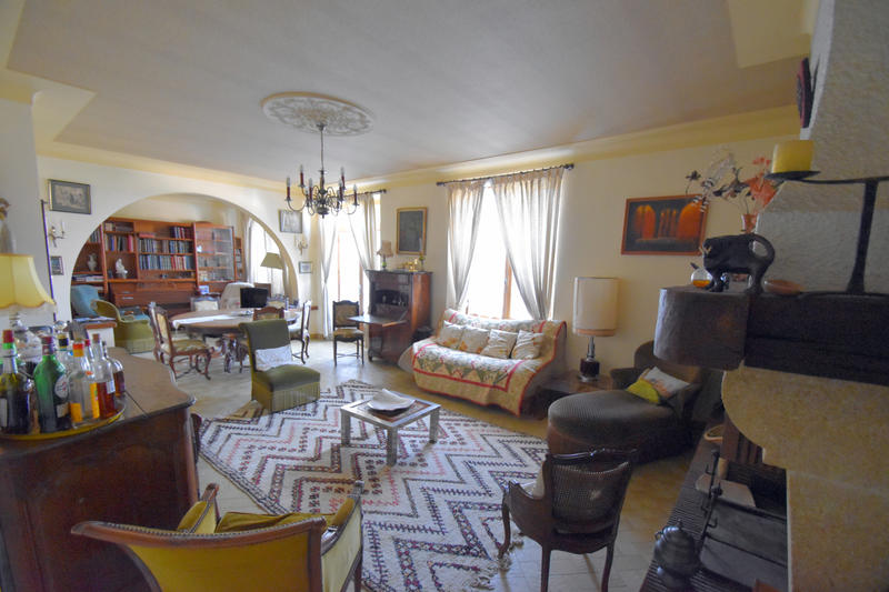 Maison - 300 m² - 8 pièces