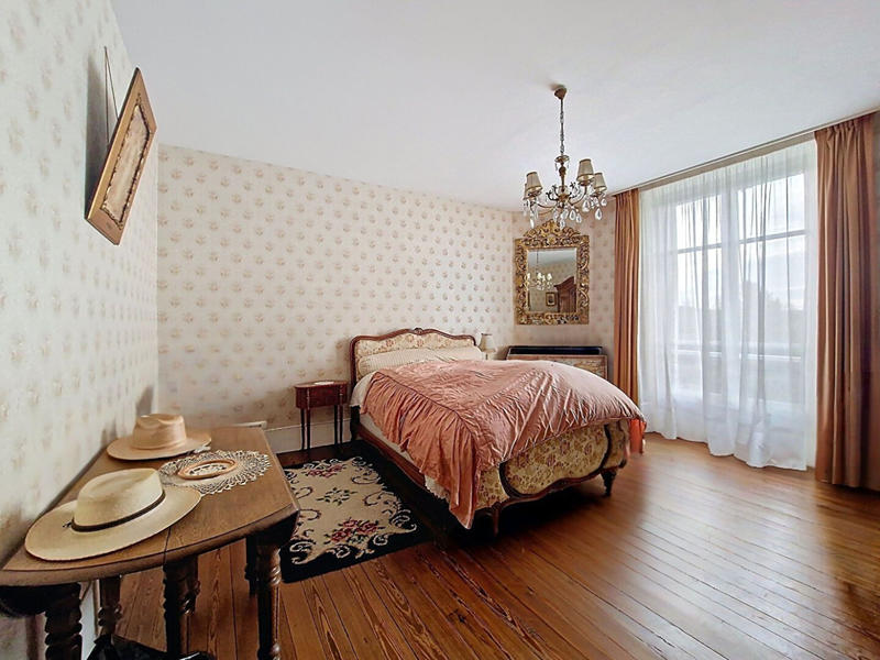 Maison - 215 m² - 7 pièces