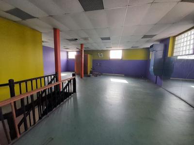 Maison - 600 m² - 5 pièces