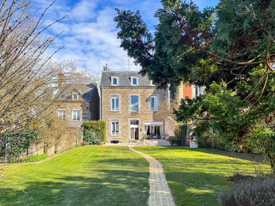 Maison - 236 m² - 10 pièces