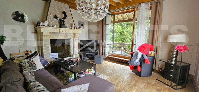 Maison - 220 m² - 11 pièces