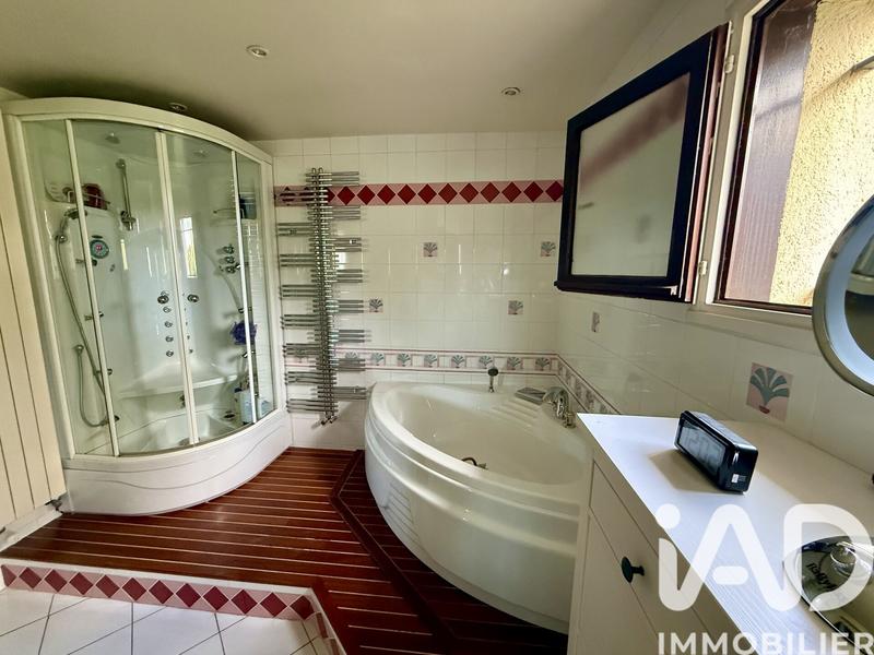 Maison - 235 m² - 7 pièces