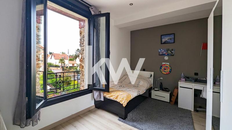 Maison - 251 m² - 9 pièces