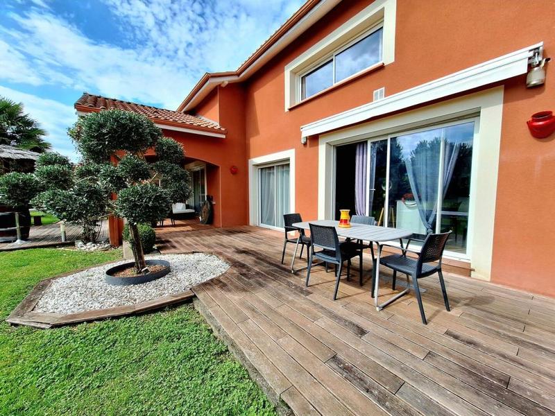 Maison - 250 m² - 2 pièces