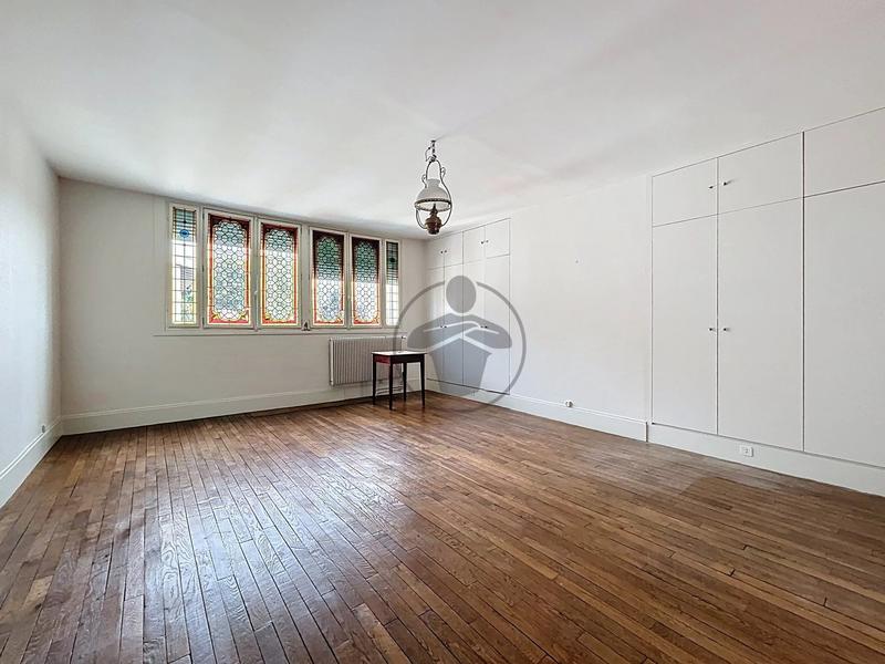 Maison - 276 m² - 9 pièces