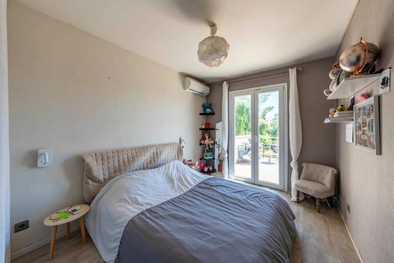 Maison - 239 m² - 12 pièces