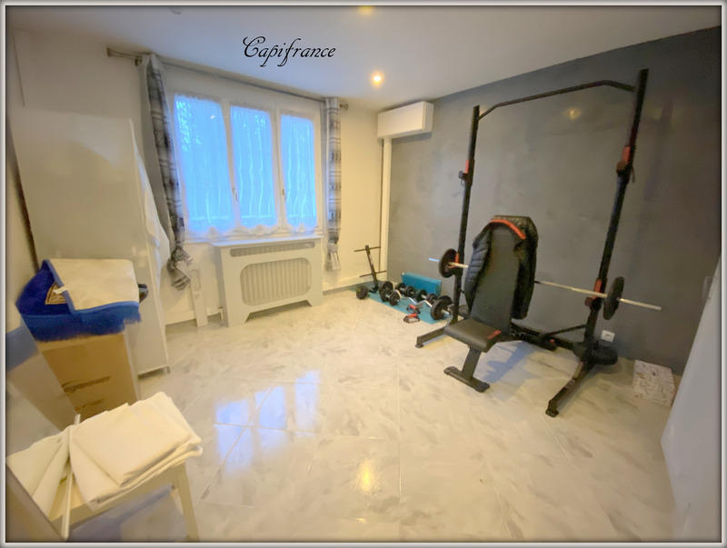 Maison - 250 m² - 9 pièces