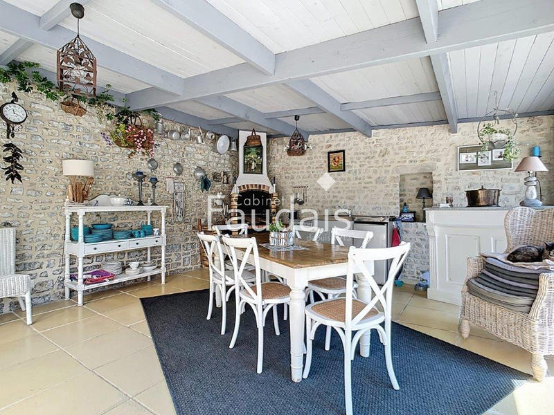 Propriété - 300 m² - 25 pièces