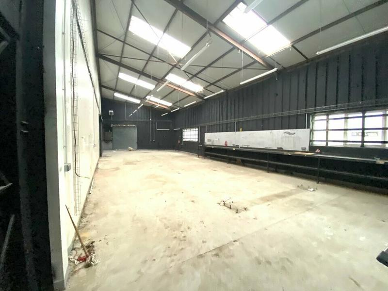 Entrepôt - 1 940 m²