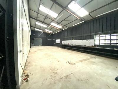 Entrepôt - 1 940 m²