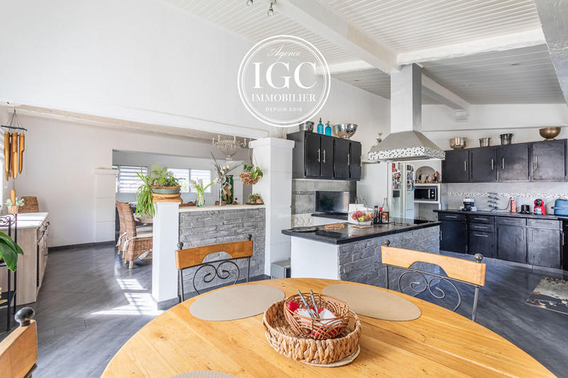 Maison - 230 m² - 6 pièces