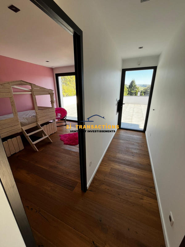 Maison - 240 m² - 6 pièces