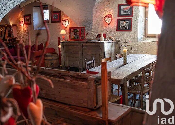 Maison - 261 m² - 9 pièces