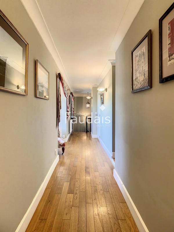 Propriété - 368 m² - 9 pièces