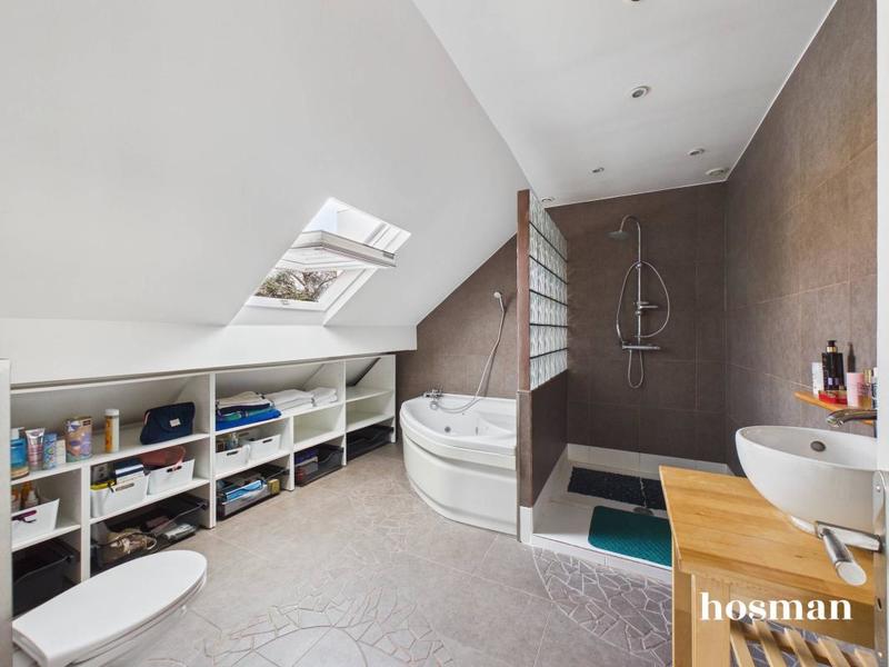 Maison - 225 m² - 7 pièces