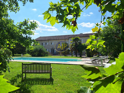 Maison - 540 m² - 15 pièces