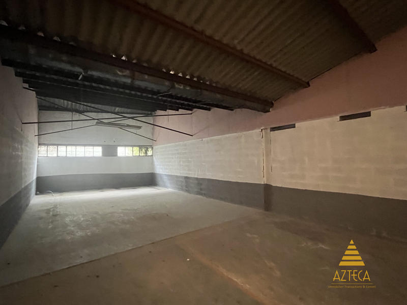 Entrepôt - 240 m²